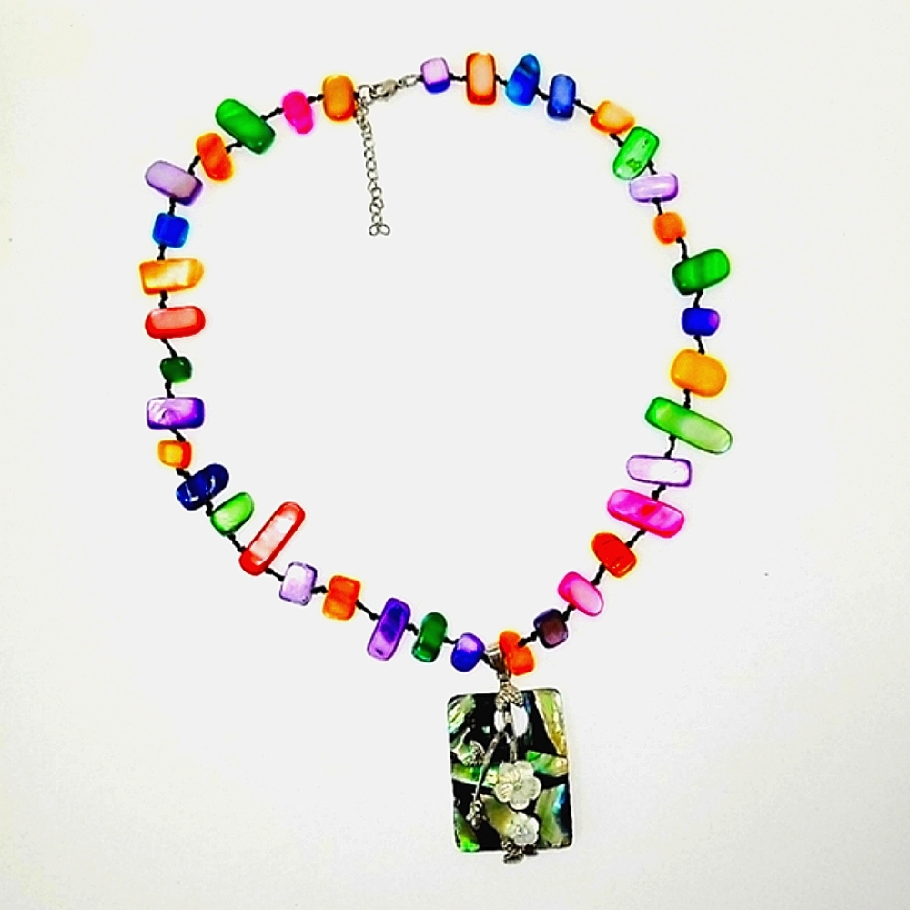 ❤️"New" Multicolor Abalone Shell/Mother of Pearl w/Crystal,& Gemstone Necklace.